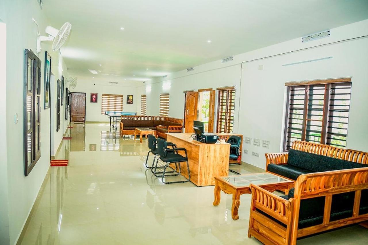 Green Aura Hotel Sultan Bathery Exterior photo