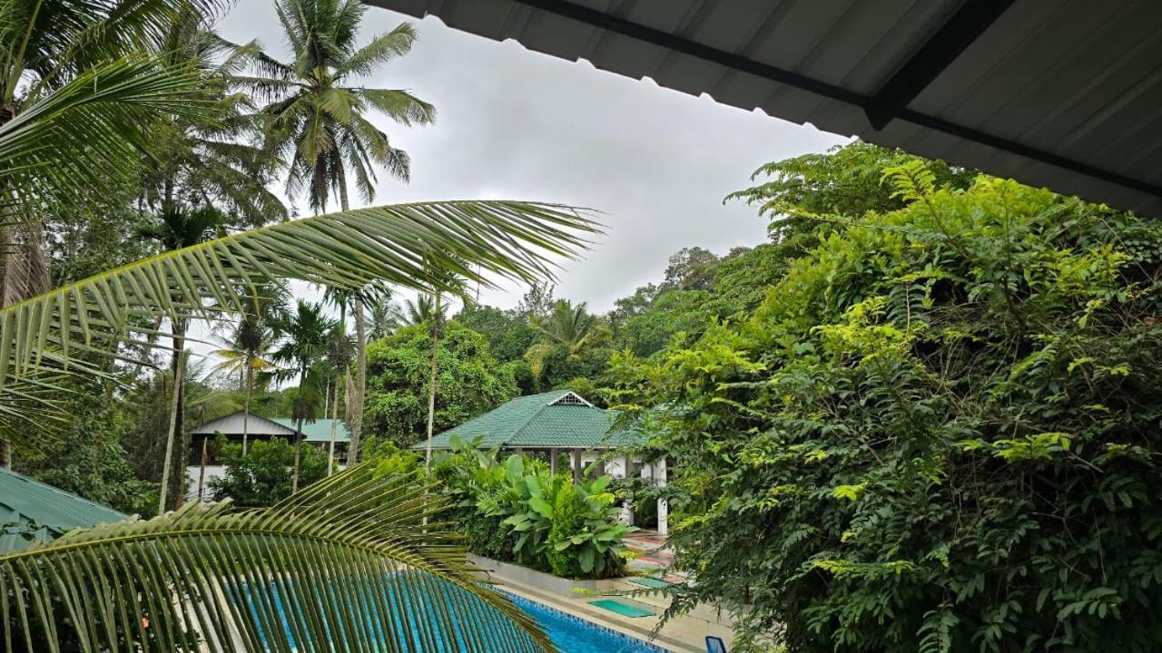 Green Aura Hotel Sultan Bathery Exterior photo